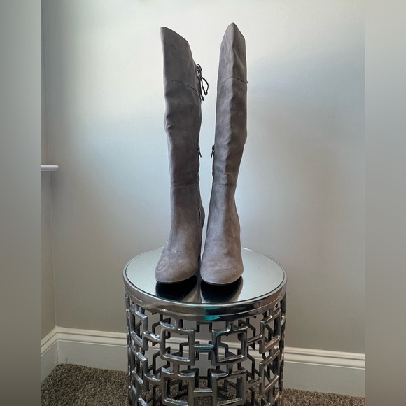 NWOT! These Kenneth Cole boots are grey and are a size 7.5. - Picture 2 of 6